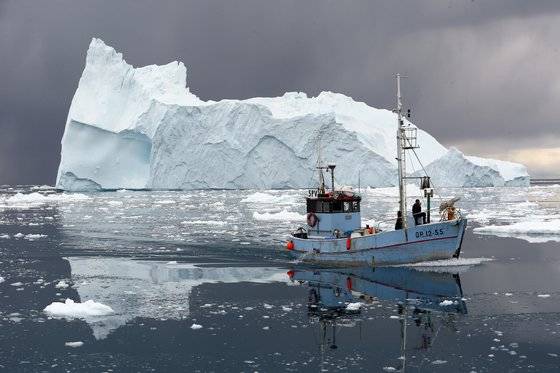 북극해에 위치한 그린란드의 빙하가 기후변화 영향으로 시간당 평균 3000만t이나 사라지고 있다. 사진은 빙하에서 떨어져나온 그린란드 일루리사트 앞바다의 빙산. 중앙포토