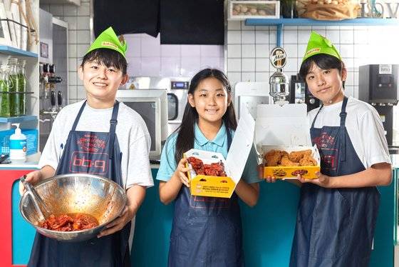 치킨대학에 입소한 홍원교·김민영·김지원(왼쪽부터) 학생기자가 한국식 치킨이 어떻게 세계인이 사랑하는 대표적인 ‘코리안 푸드’가 되었는지 K-치킨의 비밀을 밝히고, 치킨 프랜차이즈 창업에 도전해봤다.