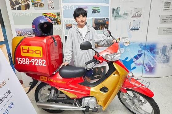 30년에 가까운 BBQ의 역사를 알 수 있는 역사관에는 지금이라도 당장 치킨 배달 갈 것 같은 오토바이도 전시됐다.