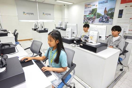 포스룸에서 주문을 받고, 배달대행 접수하고, 영수증을 출력하는 등을 해볼 수 있는 포스기를 체험한 소중 학생기자단.