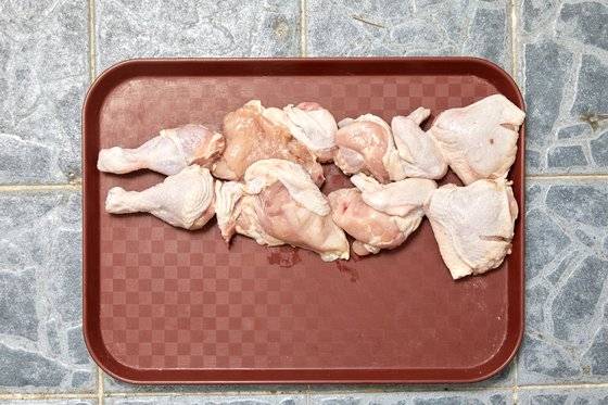 BBQ는 국내산 신선육 10호 닭을 사용하고, 황금올리브치킨은 가슴 두 조각, 날개 두 조각, 다리 두 조각 등 총 8조각으로 나눠서 한 마리를 제공한다.