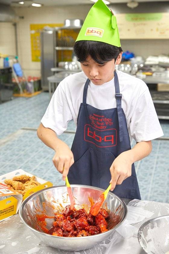 닭에 반죽을 버무려 튀긴 뒤 볼에 담아 양념치킨 소스를 넣어 버무려주면 세계인이 사랑하는 양념치킨 완성.