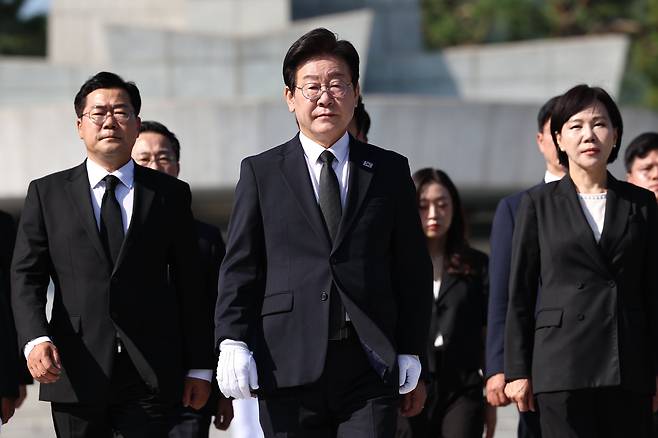 이재명 더불어민주당 신임 대표를 비롯한 지도부가 19일 국립서울현충원에서 참배를 마치고 이동하고 있다. 뉴스1