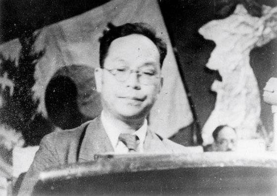 1948년 4월 24일 평양에서 열린 남북연석회의에서 박헌영이 '남조선 정치 정세보고'를 하고 있다. 중앙포토