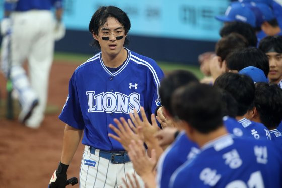 (대구=뉴스1) 공정식 기자 = 2일 오후 대구삼성라이온즈파크에서 열린 프로야구 '2024 신한 SOL 뱅크 KBO리그' KIA 타이거즈와 삼성 라이온즈의 경기, 3회말 1사 1,2루 상황 삼성 5번타자 맥키넌이 삼진 아웃을 당하는 사이 3루주자 구자욱이 주루방해로 홈을 밟으며 1점을 추가한 뒤 축하를 받고 있다. 2024.7.2/뉴스1