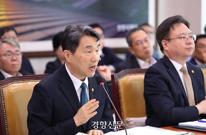 Deputy Prime Minister and Minister of Education Lee Ju-ho answers a question during a hearing held at the National Assembly on August 16. Reporter Park Min-gyu