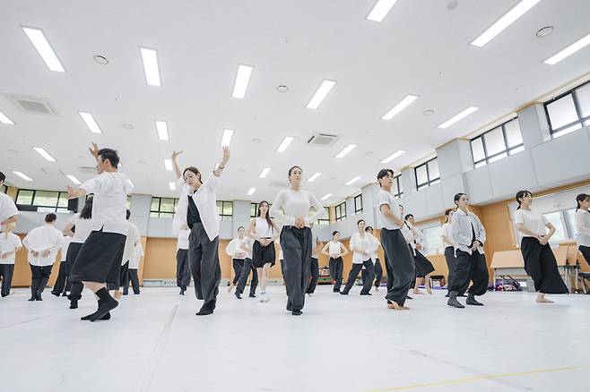 Dancers rehearse a scene from "Hang PlusMinus" (National Dance Company of Korea)