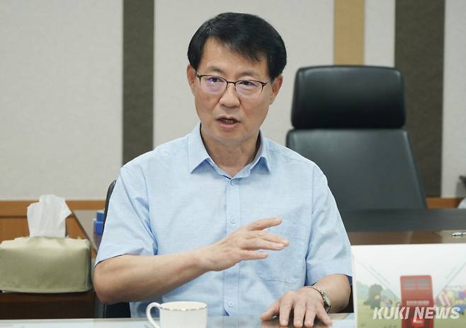송관호 한국우편사업진흥원장이 지난 12일 서울 영등포구에 있는 우편사업진흥원 본사에서 인터뷰를 진행하고 있다. 사진=박효상 기자