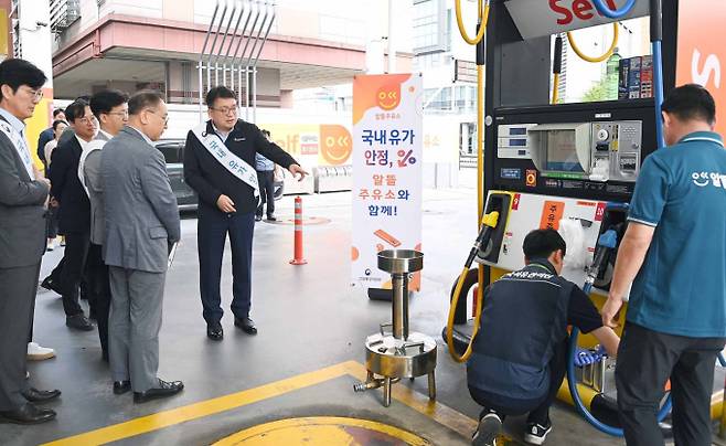 최남호 산업통상자원부 2차관(가운데)이 지난달 1일, 유류세 일부 환원 시행일에 맞춰 석유 판매가격 동향을 점검하기 위해 경기도 안양시 소재 알뜰주유소를 방문해 운영현황 및 애로사항을 청취하고 있다. 산업통상자원부&nbsp;