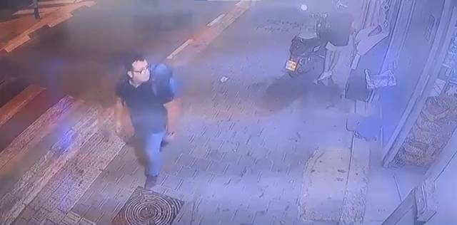 지난 18일(현지시간) 이스라엘 텔아비브에서 폭발 직전 반팔 차림에 안경을 쓴 남자가 가방을 메고 길을 걷고 있는 모습. 이 가방에 든 폭탄이 터지면서 남자는 사망하고, 인근을 지나던 행인이 중상을 입었다. 이스라엘 육군 라디오방송 GLZ가 엑스(X) 계정에 올린 CCTV 영상