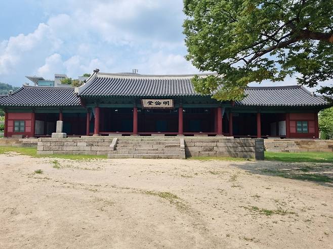 명륜당. 성균관 유생들이 강의를 듣던 제1강당이다. 제2강당은 좌측 뒷편의 비천당이다. [배한철기자]