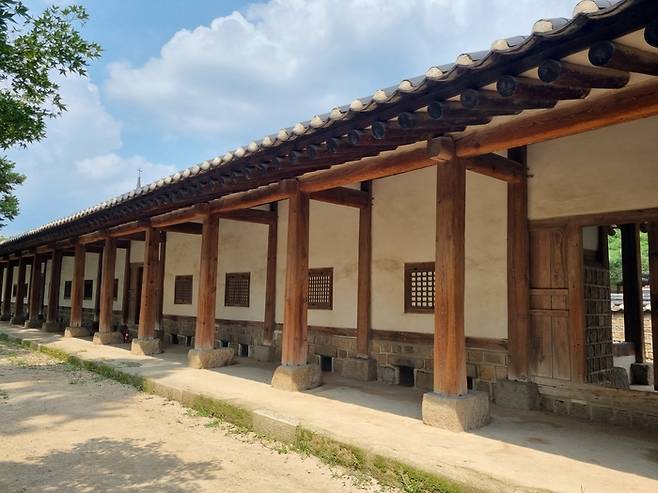 성균관의 기숙사 중 하나인 동재. 성균관 기숙사는 서재, 동재가 있다. 조선후기 이후 당쟁이 치열해지면서 서재는 노론이, 동재는 나머지 당파가 기숙했다. [배한철기자]