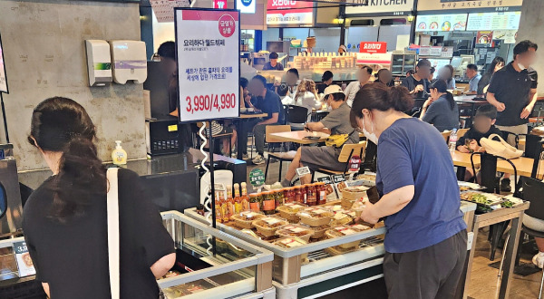 Customers purchasing ‘Yorihada World Buffet’ products at the Lotte Mart World Tower branch on the 14th. [Courtesy of Lotte Mart]