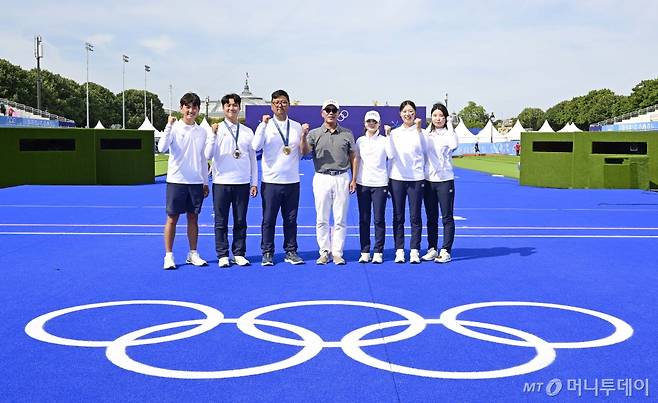 (서울=뉴스1) = 정의선 현대자동차그룹 회장 겸 대한양궁협회 회장이 4일 오후(한국시간) 프랑스 파리 앵발리드에서 양궁 대표팀과 '5개 전 종목 금메달'을 기념하며 사진촬영을 하고 있다.   한국은 이번 대회에 걸린 남녀 개인전, 단체전, 혼성전까지 5개의 금메달을 싹쓸이하는 등 금메달 5개와 은메달 1개, 동메달 1개로 경쟁국을 압도했다.   왼쪽부터 김제덕, 이우석, 김우진, 정 회장, 전훈영, 임시현, 남수현. (대한양궁협회 제공) 2024.8.5/뉴스1  Copyright (C) 뉴스1. All rights reser /사진=(서울=뉴스1)