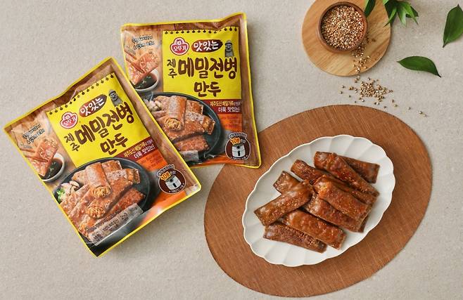 오뚜기가 출시한 '맛있는 제주 메밀전병 만두' 신제품./사진=오뚜기