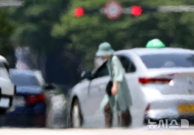 [부산=뉴시스] 하경민 기자 = 부산 전 지역에 폭염경보가 발효 중인 7일 해운대구의 한 도로에서 아지랑이가 피어 오르고 있다. 2024.08.07. yulnetphoto@newsis.com