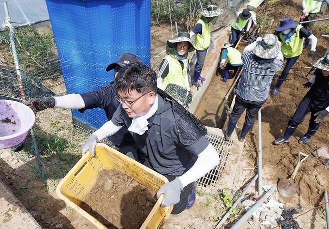 [영동=뉴시스] 임선우 기자 = 충북농협 임직원들이 15일 특별재난지역으로 선포된 충북 영동에서 수해복구 활동을 하고 있다. (사진=충북농협 제공) 2024.07.15. photo@newsis.com  *재판매 및 DB 금지