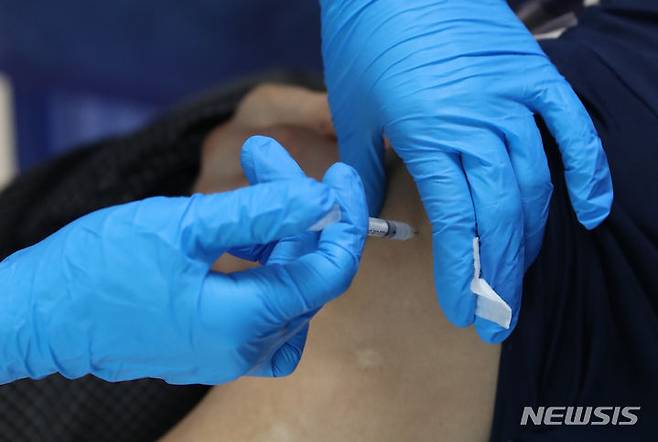 [서울=뉴시스] 고승민 기자 = 고위험군 대상으로 코로나19 백신 접종이 시작된 19일 서울부민병원을 찾은 어르신이 접종을 받고 있다. 2023.10.19. kkssmm99@newsis.com