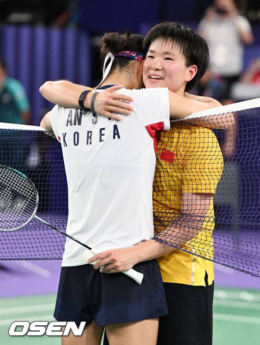[OSEN=파리(프랑스), 최규한 기자] 5일(한국시간) '셔틀콕 여제' 안세영(22, 삼성생명)이 꿈에 그리던 올림픽 금메달을 목에 걸었다.세계 랭킹 1위 안세영은&nbsp;5일 오후(이하 한국시간) 프랑스 파리 포르트 드 라샤펠 경기장에서 열린 2024 파리올림픽 배드민턴 여자 단식 결승전에서 랭킹 9위 허빙자오(중국)를 2-0으로 꺾고 금메달을 획득 했다. &nbsp;한국 안세영이 금메달을 확정지은 뒤 허빙자오와 인사를 나누고 있다. 2024.08.05 / dreamer@osen.co.kr