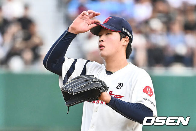 [OSEN=부산, 이석우 기자] 18일 부산 사직야구장에서 2024 신한 SOL 뱅크 KBO 리그 롯데 자이언츠와 키움 히어로즈의 경기가 열렸다. 홈팀 롯데는 이민석이 선발 출전하고 키움은 김윤하가 선발 출전했다.롯데 자이언츠 선발 투수 이민석이 1회초 부터 3실점하며 아쉬운 표정을 짓고 있다. 2024.08.18 / foto0307@osen.co.kr