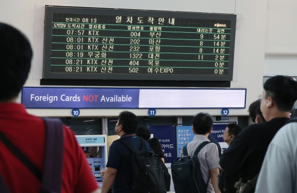 KTX 궤도 이탈 사고 여파로 지연 도착하는 열차 - 전날 KTX 열차 궤도 이탈 사고 여파로 19일 오전 서울역 전광판에 부산에서 출발한 열차가 1시간 가까이 도착이 지연되고 있음을 알리는 내용이 표시되고 있다. 2024.8.19 연합뉴스