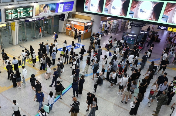 ‘KTX 열차 궤도 이탈’…승객들로 붐비는 서울역 - KTX 열차 궤도 이탈 여파로 열차가 줄줄이 지연된 지난 18일 오후 서울 중구 서울역이 승객들로 붐비고 있다. 2024.8.18 연합뉴스