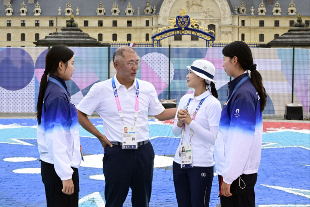 정의선(왼쪽 두 번째) 현대차그룹 회장이 3일(현지 시간) 파리 대회 양궁 여자 개인 시상식 직후 남수현(왼쪽부터), 전훈영, 임시현 선수들을 축하하며 이야기를 나누고 있다. 사진 제공=대한양궁협회