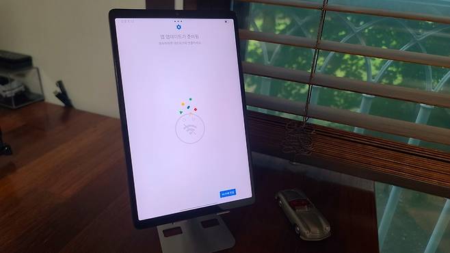 ‘레노버 리전탭 Y700 2세대’  자동 업데이트를 준비 중인 모습. 모두 한글을 지원하는 한국형 Y700 2세대다. 사진 | 손재철기자