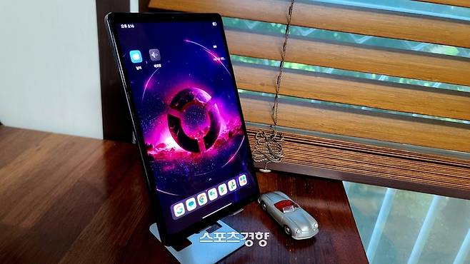 한국레노버가 국내 정식발매한 ‘레노버 리전탭 Y700 2세대’. 8.8인치 2K 해상도를 지닌 바탕화면이 돋보인다. 사진 | 손재철기자