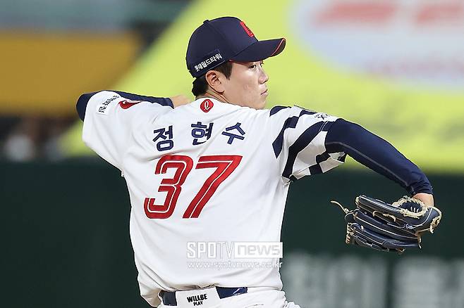 ▲ 롯데는 2024 KBO 신인 드래프트에서 2라운드 전체 13순위로 정현수를 지명했다. 정현수는 올해 1군에서 5경기에 나와 홀드 1개와 평균자책점 2.84를 기록하고 있다. ⓒ곽혜미 기자