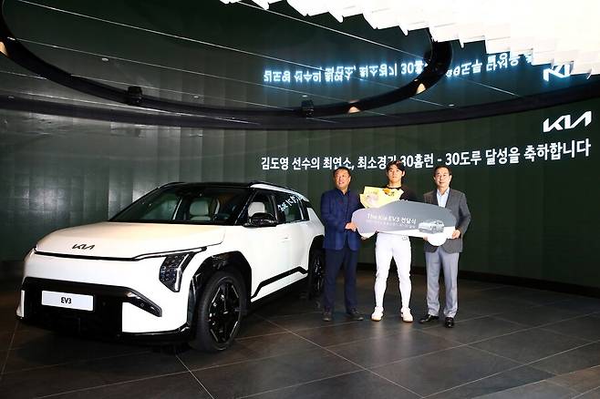 ▲ 기아는 19일(월) 브랜드 체험관인 Kia 360(서울 압구정 소재)에서 차량 전달식을 열고 KIA 타이거즈 최준영 대표이사와 기아 국내사업본부장 정원정 부사장이 참석해 김도영 선수에게 기아의 세 번째 전용 전기차인 EV3를 전달했다. ⓒKIA타이거즈