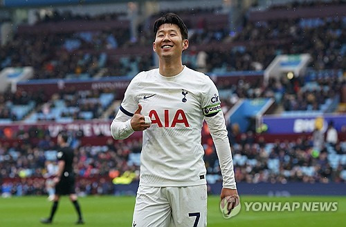 영국 매체 기브 미 스포츠는 19일(한국시간) 대한민국 축구 레전드 10인을 뽑아 순위를 정했다. 이때 현 대한민국 축구대표팀 주장이자 토트넘 홋스퍼 레전드 손흥민이 1위를 차지했다. 차범근과 박지성은 손흥민의 뒤를 이어 각각 2위와 3위에 뽑혔다. 연합뉴스