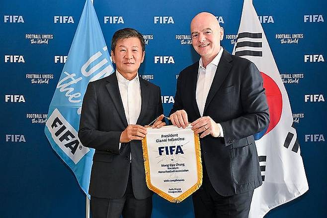 정몽규 대한축구협회장과 잔니 인판티노 FIFA 회장 (서울=연합뉴스) 정몽규 대한축구협회장이 2024 파리 올림픽이 진행 중인 프랑스 파리에서 최근 국제축구연맹(FIFA)의 잔니 인판티노 회장과 면담한 걸로 확인됐다.
    FIFA는 6일(현지시간) "인판티노 회장이 정몽규 대한축구협회 회장과 파리에서 만났다"며 면담 장면을 담은 사진을 여러 장 공개했다. 2024.8.7 [FIFA 제공. 재판매 및 DB금지] photo@yna.co.kr