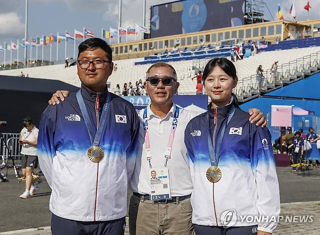 정의선 현대차 회장, 양궁 혼성 금메달 듀오와 함께 (파리=연합뉴스) 황광모 기자 = 2일(현지시간) 프랑스 파리 레쟁발리드에서 열린 2024 파리올림픽 양궁 혼성 단체 독일과 결승전에서 승리해 금메달을 획득한 임시현과 김우진이 경기장에 응원온 정의선 현대차 회장에게 격려를 받은 뒤 기념 촬영을 하고 있다. 2024.8.3 hkmpooh@yna.co.kr