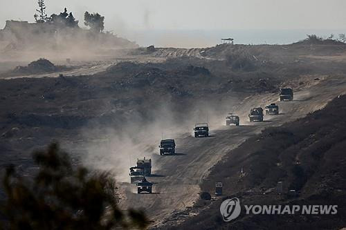 가자지구 내에서 이동 중인 이스라엘군 (가자 로이터=연합뉴스) 14일(현지시간) 팔레스타인 가자지구 내부에서 이동 중인 이스라엘군 차량 행렬의 모습. 2024.8.14