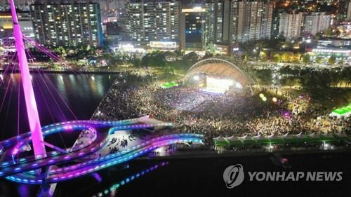 지난해 마산국화축제 야간개장 [연합뉴스 자료사진]