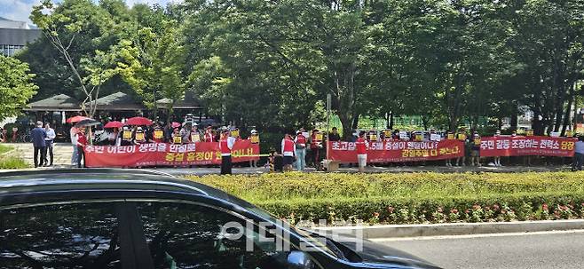 지난 19일 동서울 변전소 증설에 반대하는 하남 감일지구 주민들이 하남시청 앞에서 반대집회를 하고 있다.(사진=독자제공)