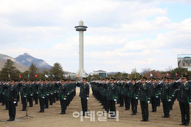 육군사관학교 80기 임관장교들이 지난 2월 26일 서울 노원구 육군사관학교에서 열린 졸업 및 임관식에 참석하고 있다. (사진=육군)