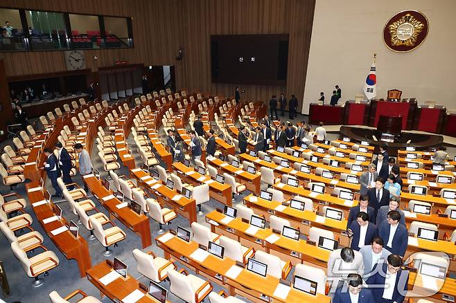 더불어민주당 등 야당 의원들이 5일 오후 서울 여의도 국회에서 열린 제417회 국회(임시회) 제1차 본회의가 산회하자 회의장을 나가고 있다. 2024.8.5/뉴스1 ⓒ News1 김민지 기자