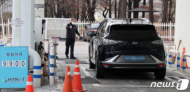 서울 영등포구 여의도 주차장에 들어서는 차량. 2024.2.13/뉴스1 ⓒ News1 김진환 기자