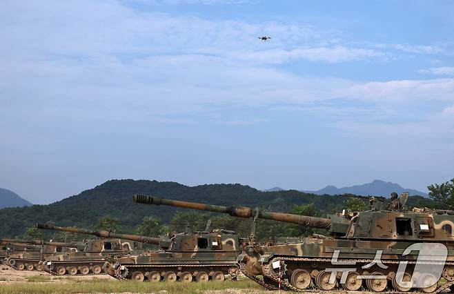 육군 제7포병여단이 운용하는 K9A1 자주포와 지상작전사령부 드론봇 전투단이 20일 오전 강원도 철원군 문혜리사격장에서 열린 '을지 자유의 방패(UFS)' 연습 연계 훈련을 하고 있다. 2024.8.20/뉴스1 ⓒ News1 구윤성 기자