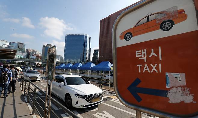 19일 서울역 택시승차장에서 시민들이 택시를 이용하고 있다. 20일부터 시행 예정됐던 택시완전월급제가 시행 하루 앞두고 여야 합의로 2년 유예됐다. 택시월급제는 법인택시 기사가 주 40시간 이상 일하고 최저임금 이상의 월급을 받는 제도다. /뉴스1