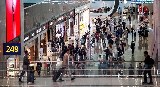 인천공항 제2터미널 면세구역에서 여행객들이 이동하고 있다.ⓒ뉴시스