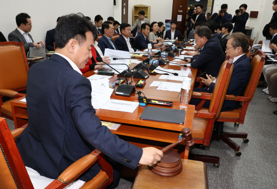 19일 오후 국회에서 열린 국토교통위원회 교통법안심사소위원회에서 택시운송사업의 발전에 관한 법률 일부개정법률안 등의 심의가 문진석 소위원장 주재로 진행되고 있다.연합뉴스