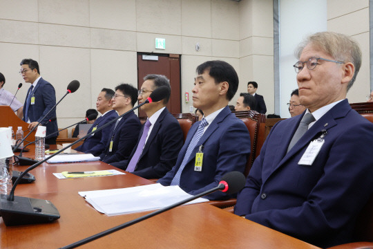 20일 오전 국회에서 열린 행정안전위원회의 '세관 연루 마약 밀반입 사건 수사 외압 의혹 청문회'에서 증인으로 출석한 백해룡 강서경찰서 화곡지구대장(전 영등포서 형사과장)이 신문에 답하고 있다.<연합뉴스>