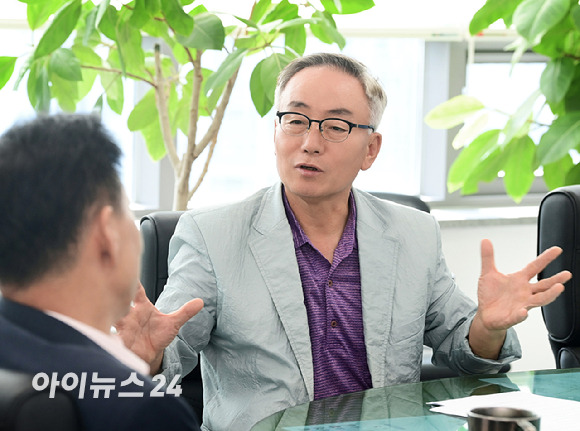 박동석 아이뉴스24 사장이 7일 경기도 남양주시 다산동에 위치한 남양주도시공사에서 이계문 남양주도시공사 사장과 대담을 하고 있다. [사진=정소희 기자]