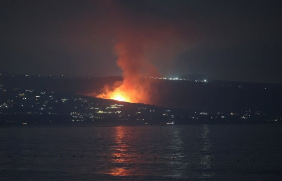 19일 이스라엘군과 헤즈볼라간 충돌이 이어진 가운데 한 레바논 마을이 불타고 있다. 로이터=연합뉴스