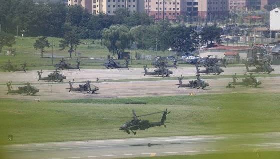 지난 19일 경기 평택시 팽성읍 주한미군기지 캠프 험프리스 상공에서 AH-64 아파치 헬기가 이륙하고 있다.  뉴스1.