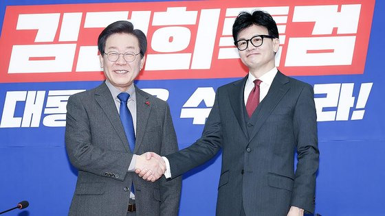 지난해 12월 29일 당시 더불어민주당 이재명 대표와 국민의힘 한동훈 비상대책위원장이 국회 민주당 대표실에서 만나고 있다. 연합뉴스