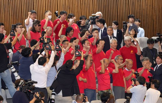 7월 25일 국회 본회의에서 채상병 특검법이 부결되자 방청하던 해병대 예비역 연대 회원들이 규탄 구호를 외치고 있다. 강정현 기자.